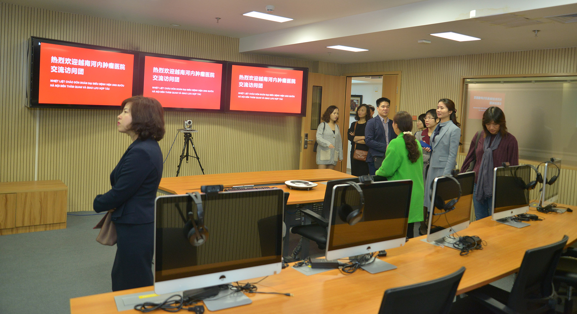 越南肿瘤专家团参观医院远程会诊中心 越南肿瘤专家团参观医院远程会诊中心