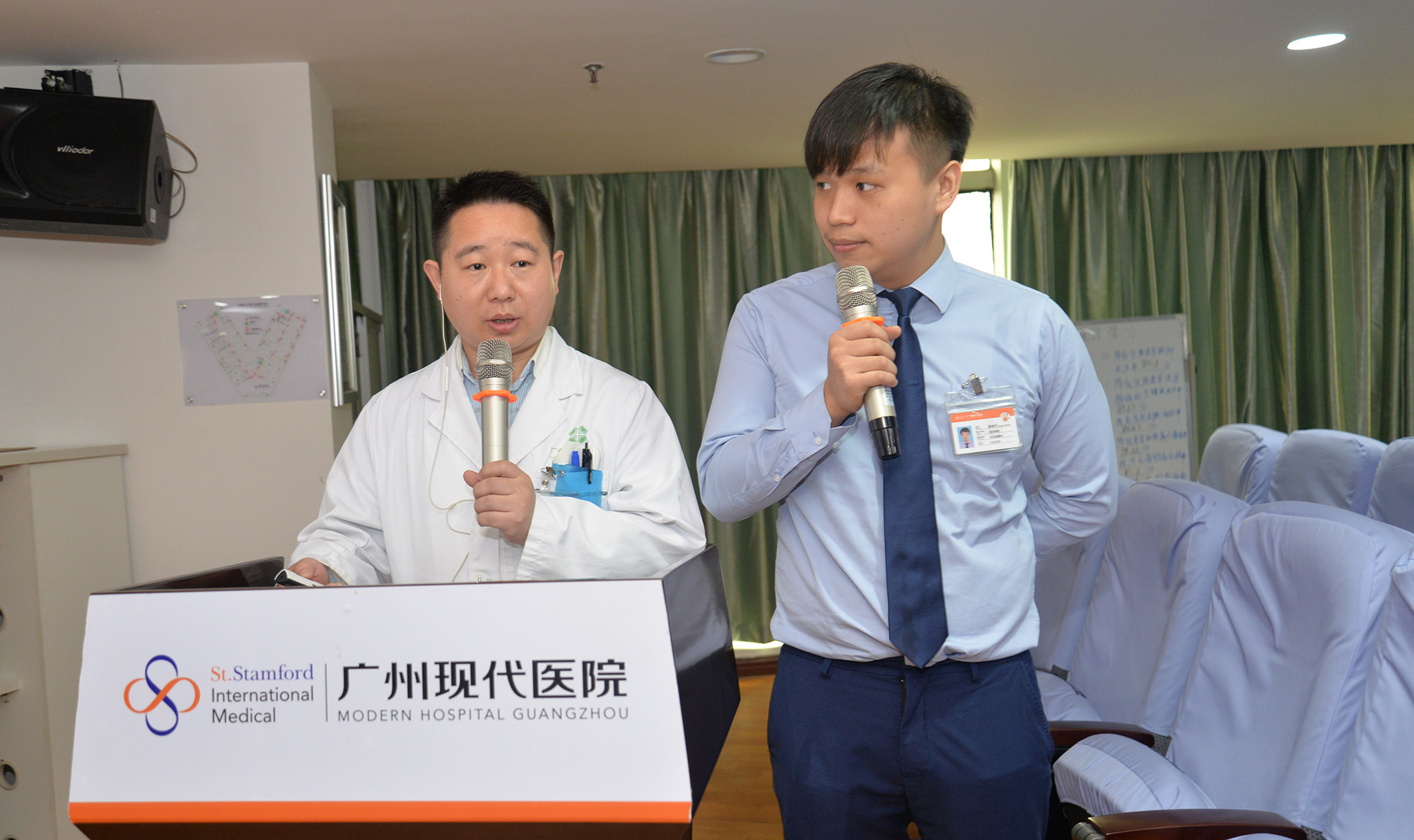 圣丹福广州圣丹福肿瘤医院介入科查旗煌主任进行手术讲解