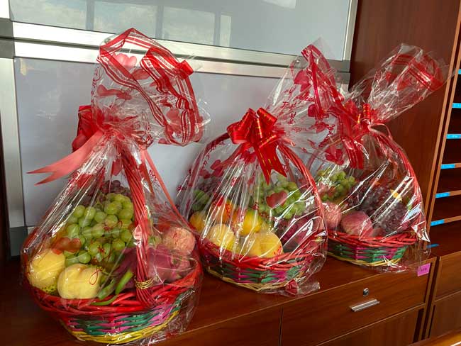 8楼陈秀莲送来果篮21.7.12.jpg