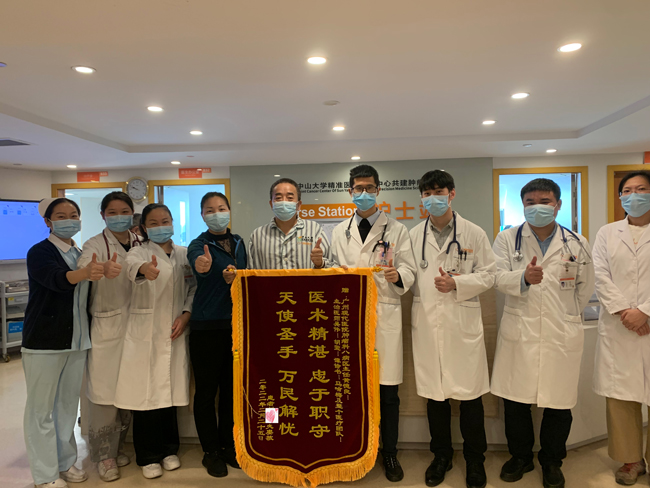 1648020871259377.jpg 刘建章送锦旗650.jpg