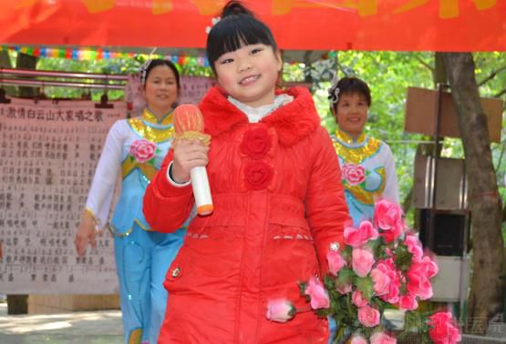 “豆浆女孩”白云山开唱