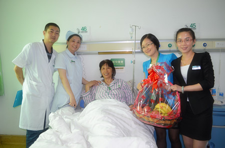 我院送果篮慰问患者 口口相传获好口碑