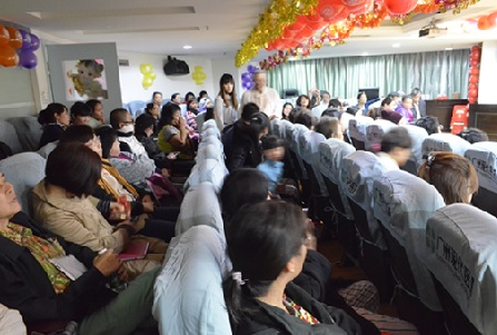 圣丹福举办元旦晚会 国内外友人共贺新年