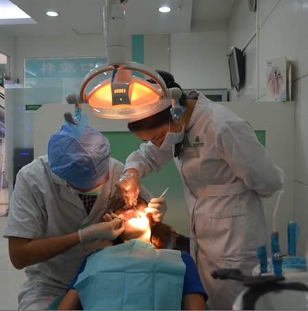 圣丹福首例种植牙手术实施---缺牙李大姐笑脸迎新牙